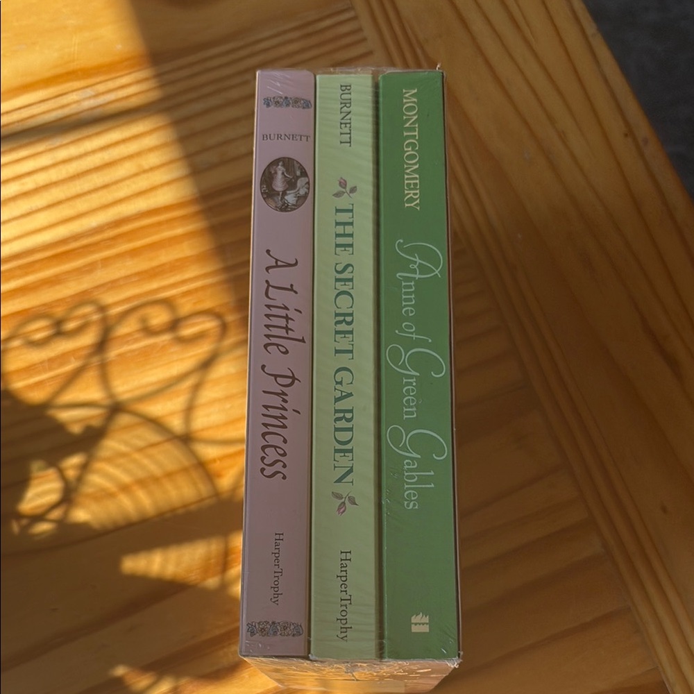 Charming Classics Book Collection with Locket 💖 - Picture 5 of 5